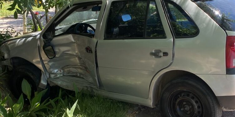Conductor intentó ingresar a su casa y fue embestido en un brutal choque