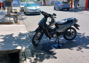 Accidente en Chimbas: motociclistas heridos tras choque con auto que se fugó