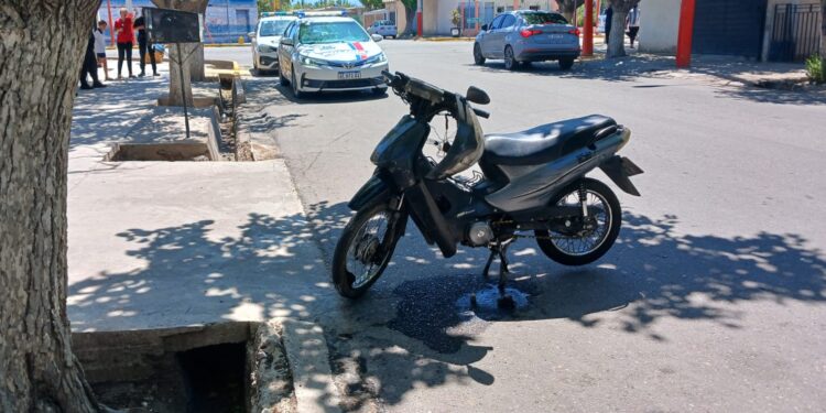 Accidente en Chimbas: motociclistas heridos tras choque con auto que se fugó