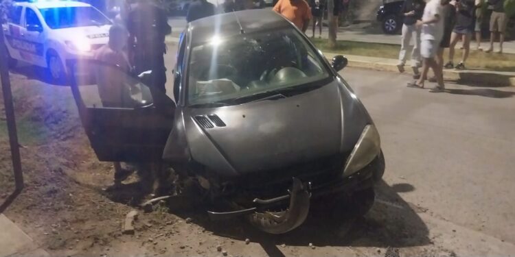 Tenía el triple de alcohol en sangre, conducía, chocó y fracturó a su amigo