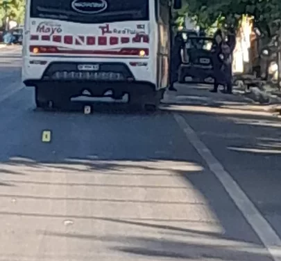 Dramático accidente en Pocito: niña embestida por un colectivo tras bajar de otro