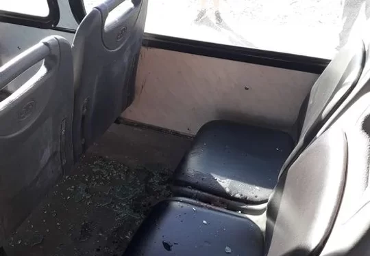 Una joven recibió un piedrazo en el rostro mientras viajaba en colectivo en San Juan