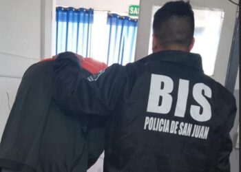 Detienen a dos personas y recuperan dinero e indumentaria robada