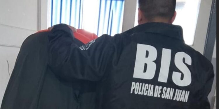 Detienen a dos personas y recuperan dinero e indumentaria robada