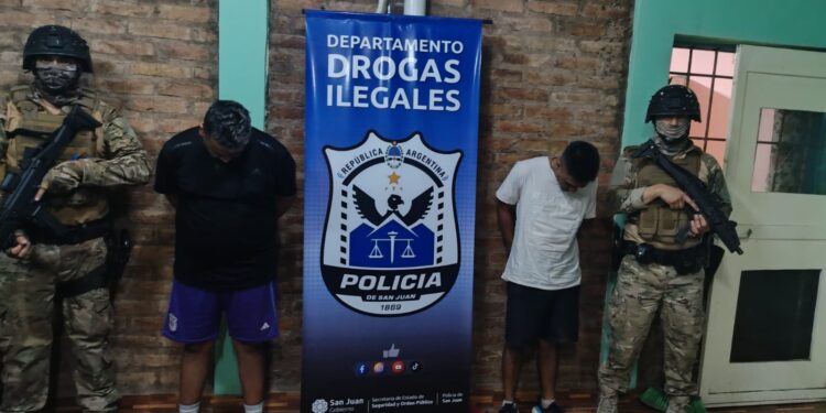 Golpe al narcotráfico: tres detenidos y cientos de envoltorios de cocaína incautados