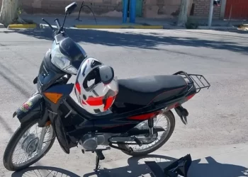 Una bebé con heridas graves tras choque entre una moto y una camioneta