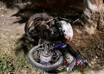 Violento choque en Pocito: motociclista pierde el control e impacta contra un árbol