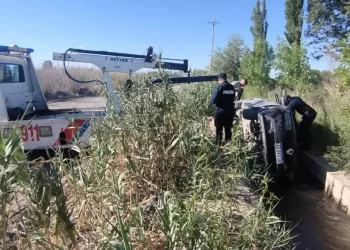 Accidente policial: Un patrullero terminó en un canal cerca de la Ruta 20