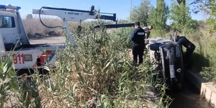 Accidente policial: Un patrullero terminó en un canal cerca de la Ruta 20