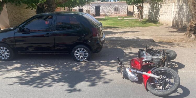 Impactante accidente en Chimbas: Una moto chocó contra un auto estacionado