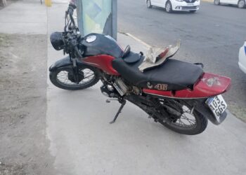 Rawson: violento choque entre una moto y un auto deja un hombre hospitalizado