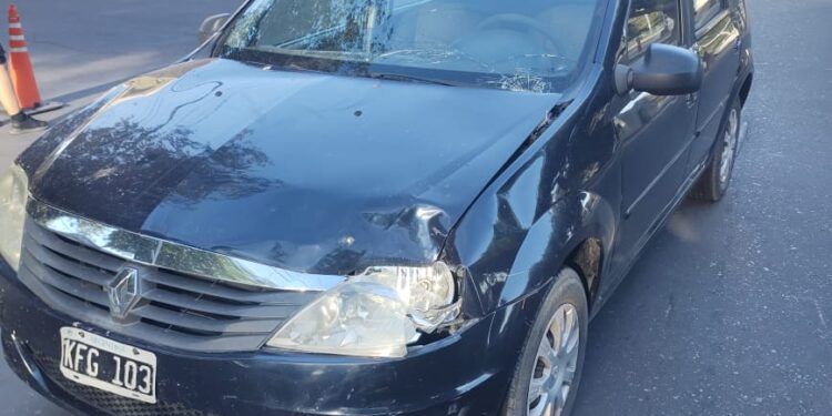 Violento choque: Una mujer sufrió fractura expuesta y su hijo escoriaciones