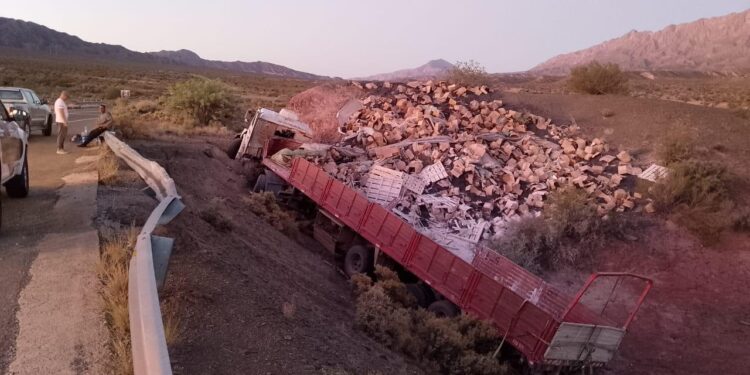 Camionero hospitalizado tras impactante vuelco en la Ruta 149