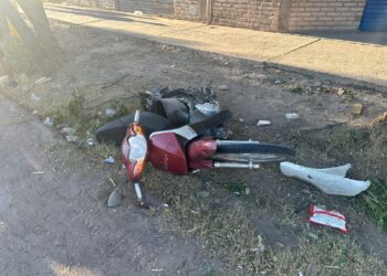 Rawson: Impactante choque entre taxi y moto deja a un motociclista herido