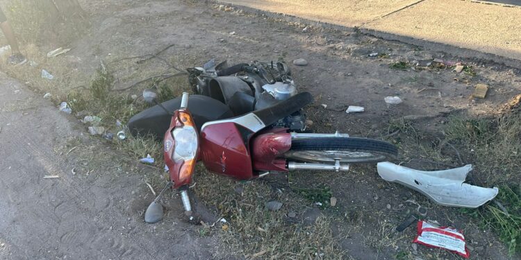 Rawson: Impactante choque entre taxi y moto deja a un motociclista herido