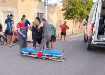 Accidente en Rawson: Violento choque entre motos deja una mujer herida