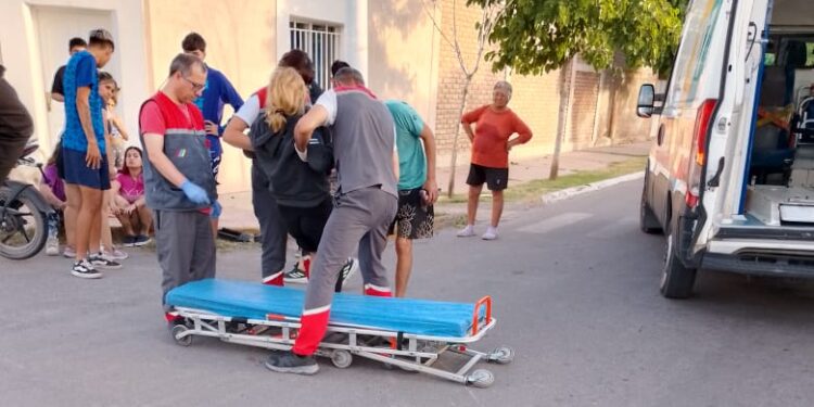 Accidente en Rawson: Violento choque entre motos deja una mujer herida