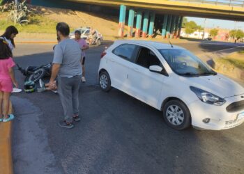Violento accidente en Santa Lucía: motociclista herida tras chocar con un auto