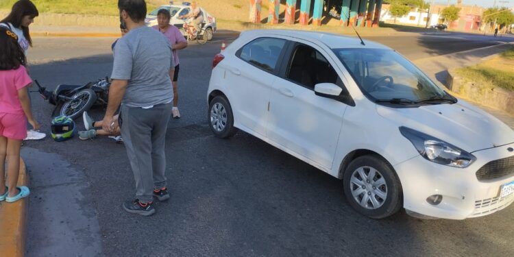 Violento accidente en Santa Lucía: motociclista herida tras chocar con un auto
