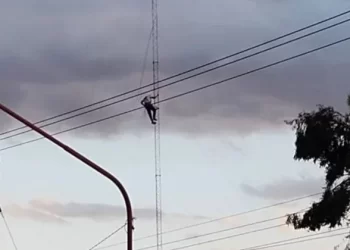 Drama en San Martín: operario quedó colgando de una torre de 30 metros