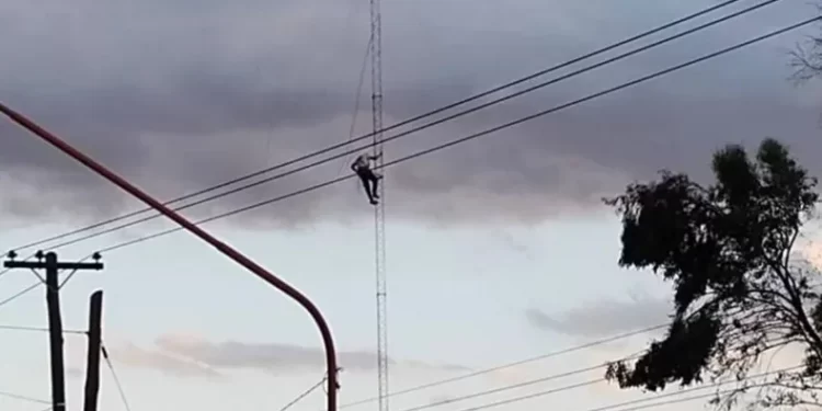 Drama en San Martín: operario quedó colgando de una torre de 30 metros