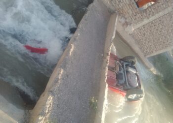 Impactante vuelco en Santa Lucía: auto cae al canal y es arrastrado por la corriente