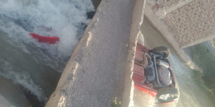 Impactante vuelco en Santa Lucía: auto cae al canal y es arrastrado por la corriente