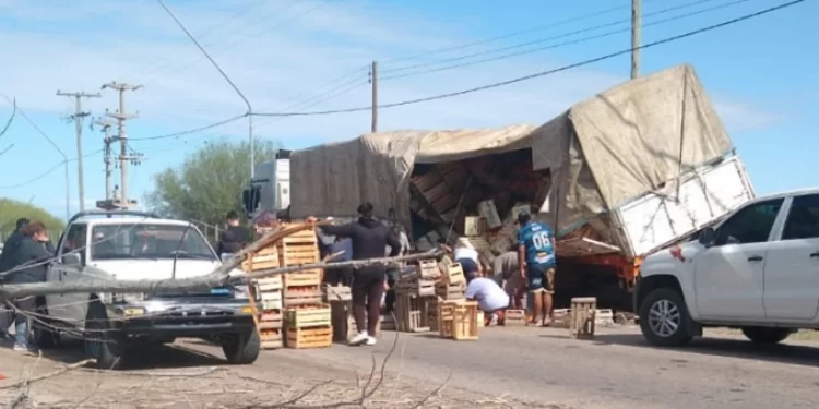 La Policía evitó el saqueo de un camión que volcó su carga en Caucete