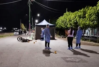 Madrugada fatal: joven de 20 años murió en choque de motos; otro lucha por vivir