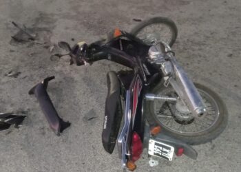 Rawson: choque entre auto y moto deja a motociclista con heridas graves