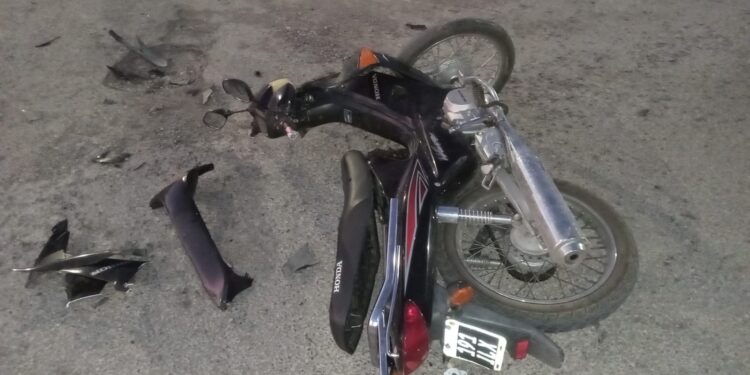 Rawson: choque entre auto y moto deja a motociclista con heridas graves