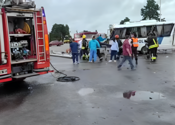 Cuatro policías murieron en un choque entre un colectivo y un camión