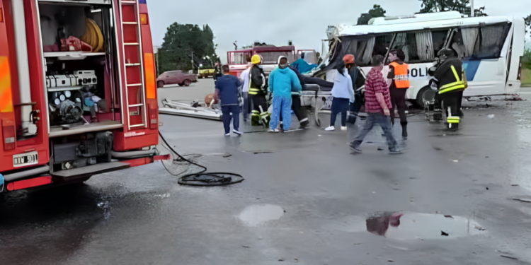 Cuatro policías murieron en un choque entre un colectivo y un camión