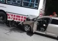 Impactante choque en Chimbas: auto destrozado tras embestir a un colectivo