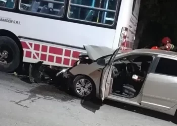 Impactante choque en Chimbas: auto destrozado tras embestir a un colectivo