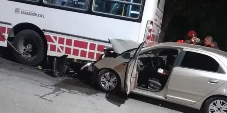 Impactante choque en Chimbas: auto destrozado tras embestir a un colectivo