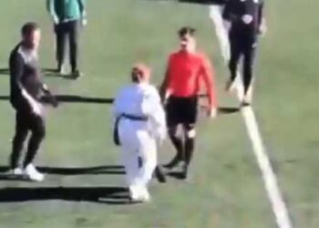 VIDEO: una mamá golpeó a un árbitro en un partido de fútbol infantil