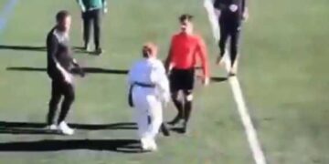 VIDEO: una mamá golpeó a un árbitro en un partido de fútbol infantil