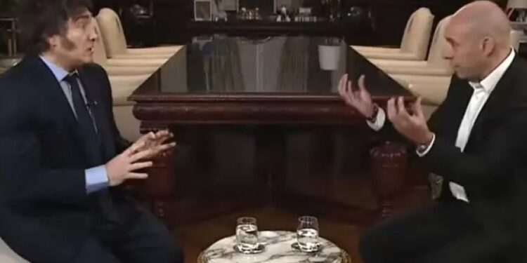 Milei aseguró que “bajó la pobreza” y que “los salarios están en $1.100 dólares”