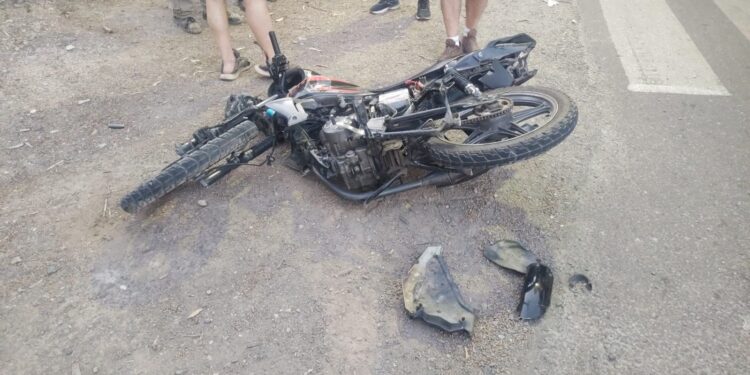 Accidente en San Martín: choque entre una moto y un auto dejó un herido