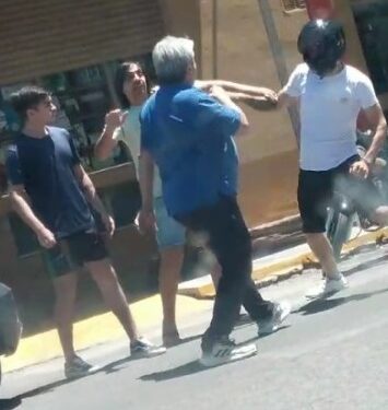 VIDEO: A plena luz del día, padre e hijo agreden a motociclista en Chimbas