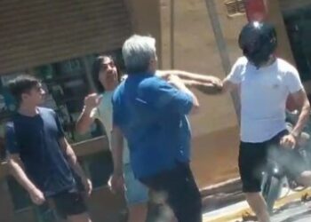 VIDEO: A plena luz del día, padre e hijo agreden a motociclista en Chimbas