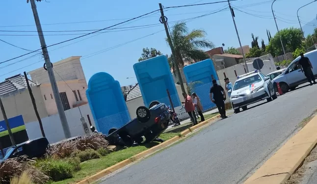 Impresionante vuelco en Capital: un auto quedó ruedas arriba cerca de Ausonia