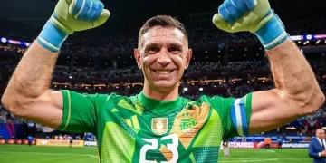 Dibu Martínez ganó el premio The Best al mejor arquero del mundo