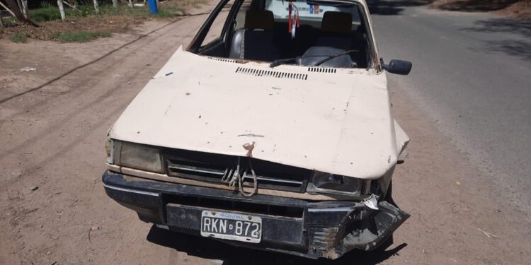 Auto fuera de control termina contra un árbol en Albardón