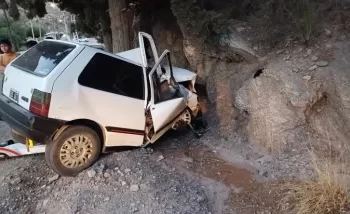 Fiat Uno destruido tras impactar contra un cerro en la Ruta 12
