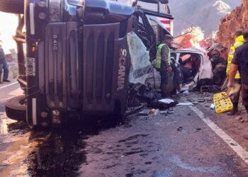 Un muerto y cinco heridos tras vuelco fatal de un camión sobre un auto