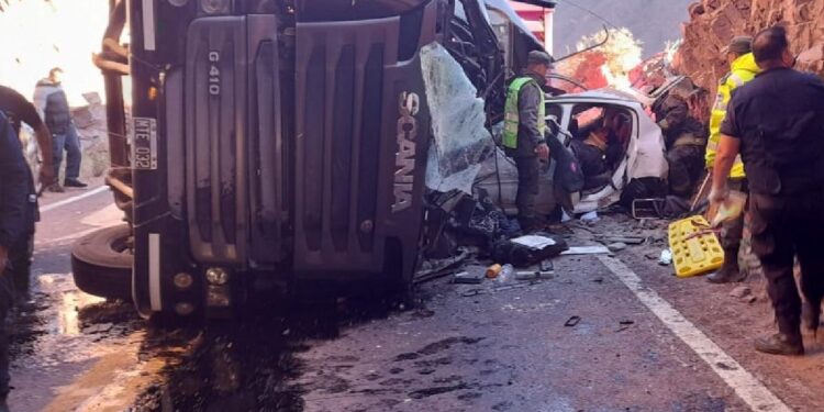 Un muerto y cinco heridos tras vuelco fatal de un camión sobre un auto