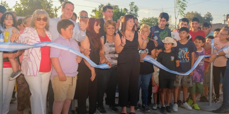Villa El Salvador estrenó plaza y playón en el Aniversario 111 de Chimbas