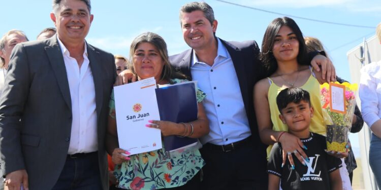 Orrego cerró el año con más de 1.000 viviendas entregadas